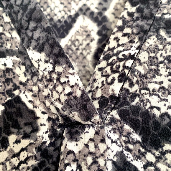 Joie silk vneck pullover blouse, long sleeves and buttons around wrist. Gorgeous - Picture 12 of 12